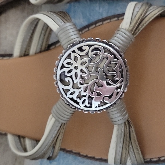 Brighton Sz7 Women's Tan Sandals Silver tone bird, scrollwork, floral emblem - Picture 3 of 7